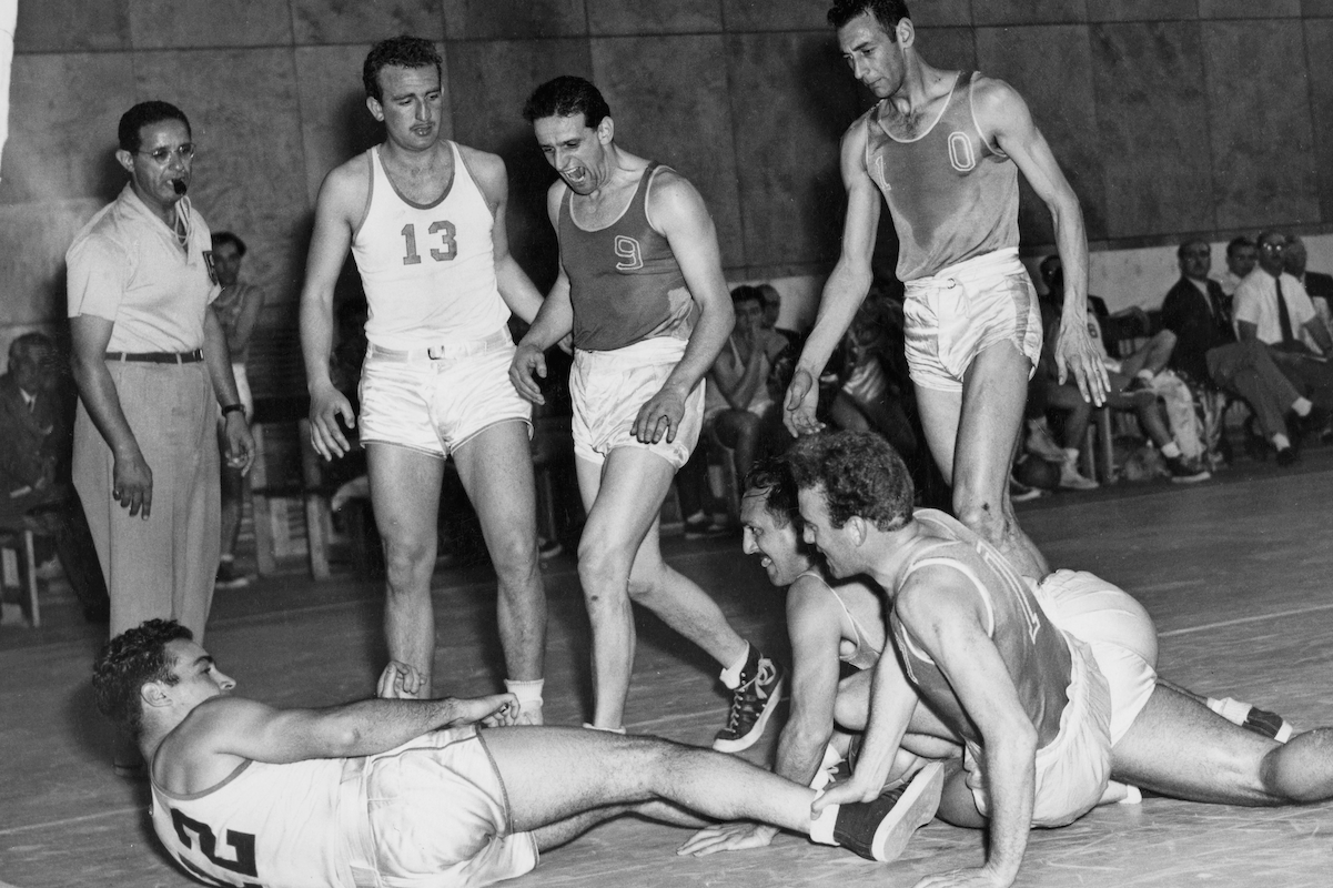 A bunch of old-timey basketball players from an Olympics in the black-and-white era