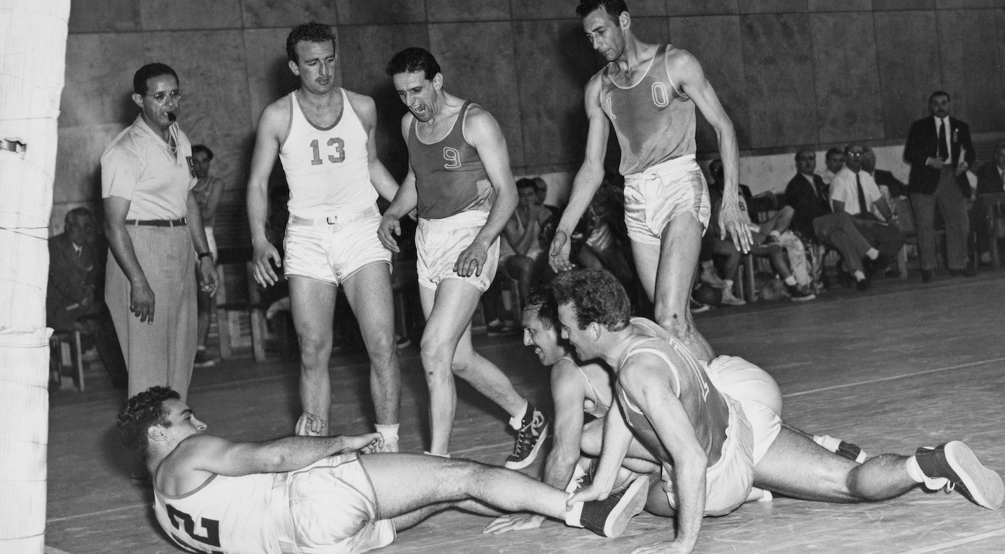 A bunch of old-timey basketball players from an Olympics in the black-and-white era