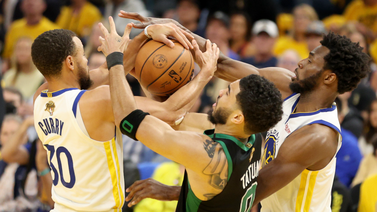 Stephen Curry and Andrew Wiggins (Golden State Warriors) wrestle Jayson Tatum (Boston Celtics) for the ball