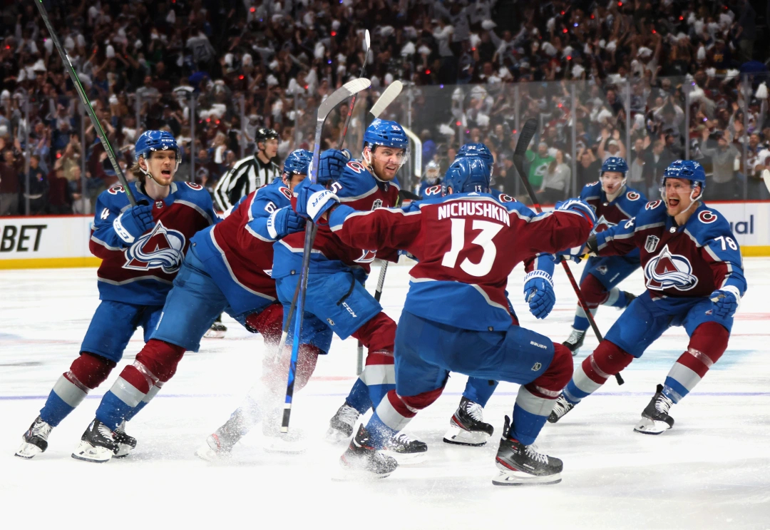 Andre Burakovsky celebrates with teammates