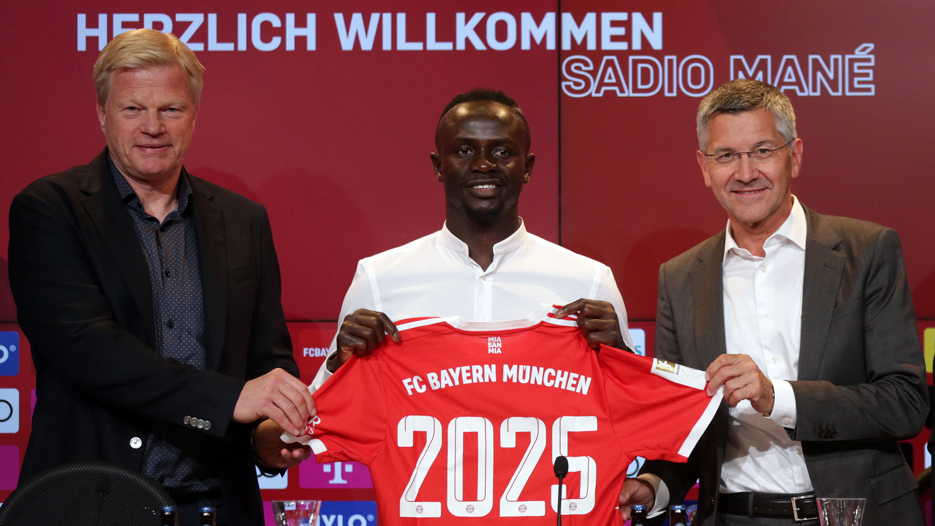 Sadio Mane (C) is presented as new player of FC Bayern Munchen by members of the board Oliver Kahn (L) and Herbert Hainer (R) at Allianz Arena on June 22, 2022 in Munich, Germany.