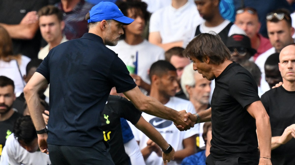 Tottenham Hotspur's Italian head coach Antonio Conte (R) and Chelsea's German head coach Thomas Tuchel (L) shake hands then clash after the English Premier League football match between Chelsea and Tottenham Hotspur at Stamford Bridge in London on August 14, 2022.