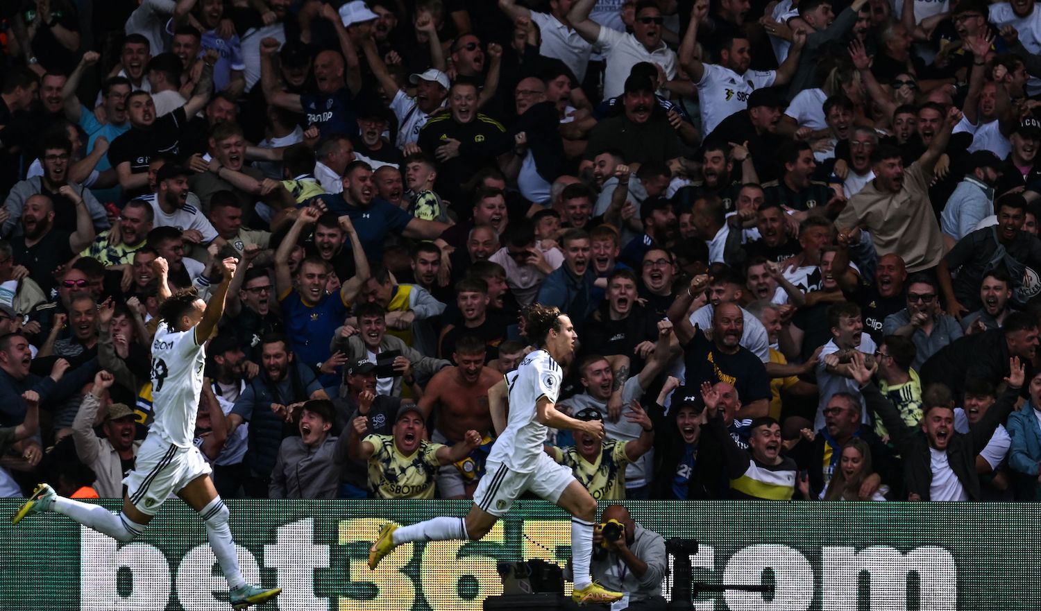 Leeds United's US midfielder Brenden Aaronson (R) celebrates after scoring his team first goal during the English Premier League football match between Leeds United and Chelsea at Elland Road in Leeds, northern England, on August 21, 2022. - RESTRICTED TO EDITORIAL USE. No use with unauthorized audio, video, data, fixture lists, club/league logos or 'live' services. Online in-match use limited to 120 images. An additional 40 images may be used in extra time. No video emulation. Social media in-match use limited to 120 images. An additional 40 images may be used in extra time. No use in betting publications, games or single club/league/player publications. (Photo by Paul ELLIS / AFP) / RESTRICTED TO EDITORIAL USE. No use with unauthorized audio, video, data, fixture lists, club/league logos or 'live' services. Online in-match use limited to 120 images. An additional 40 images may be used in extra time. No video emulation. Social media in-match use limited to 120 images. An additional 40 images may be used in extra time. No use in betting publications, games or single club/league/player publications. / RESTRICTED TO EDITORIAL USE. No use with unauthorized audio, video, data, fixture lists, club/league logos or 'live' services. Online in-match use limited to 120 images. An additional 40 images may be used in extra time. No video emulation. Social media in-match use limited to 120 images. An additional 40 images may be used in extra time. No use in betting publications, games or single club/league/player publications. (Photo by PAUL ELLIS/AFP via Getty Images)