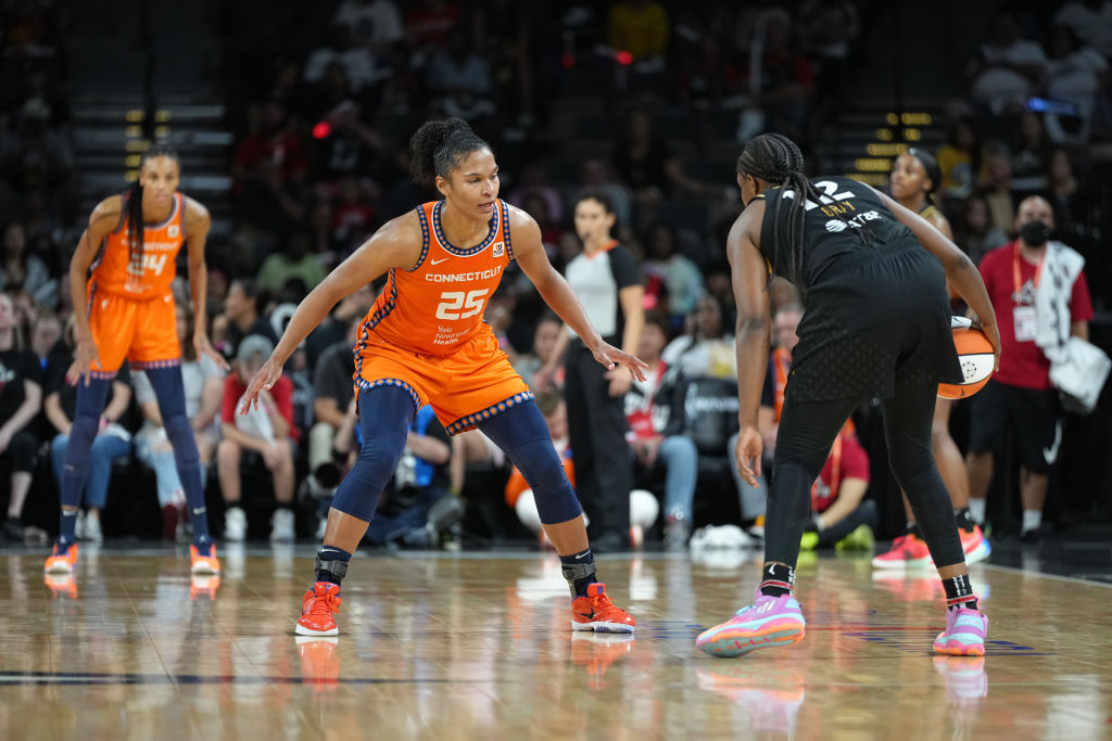 Alyssa Thomas guard Chelsea Gray