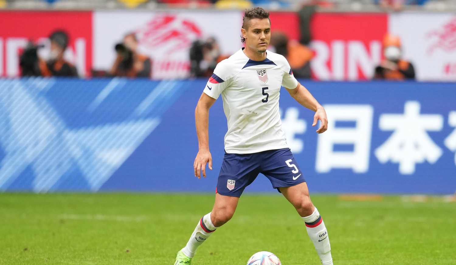 DÜSSELDORF, GERMANY - SEPTEMBER 23: Aaron Long #5 of the United States looking for an open man during a game between Japan and USMNT at Düsseldorf Arena on September 23, 2022 in Düsseldorf, Germany. (Photo by Brad Smith/ISI Photos/Getty Images)