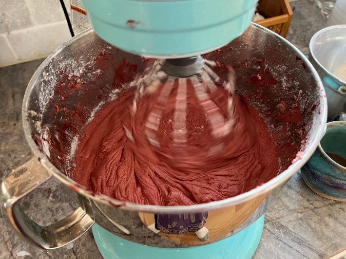 a stand mixer mixing cake batter