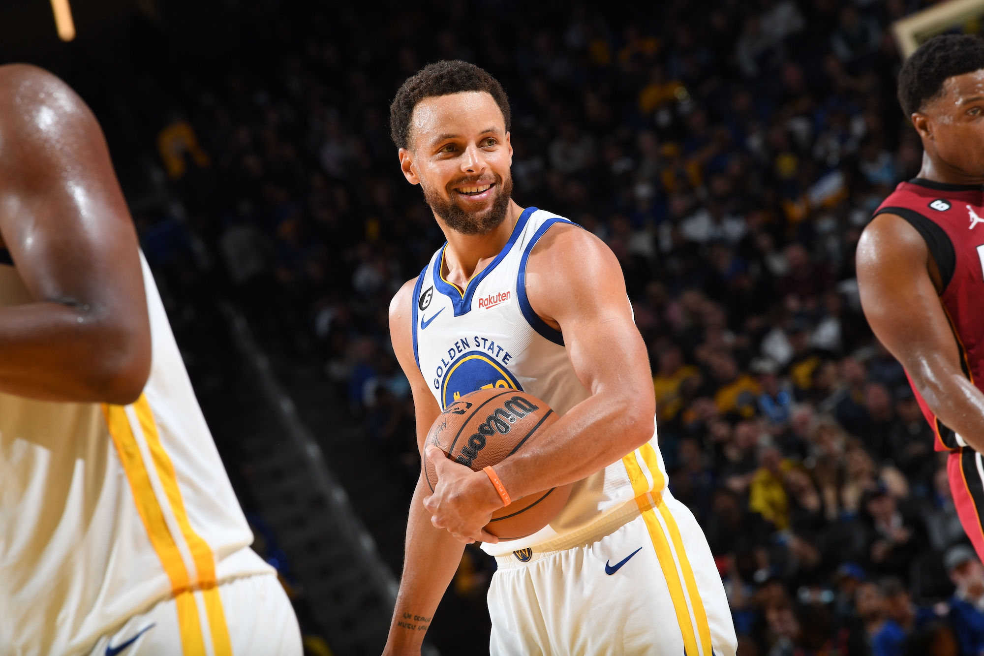 SAN FRANCISCO, CA - OCTOBER 27: Stephen Curry #30 of the Golden State Warriors holds the ball during the game against the Miami Heat on October 27, 2022 at Chase Center in San Francisco, California. NOTE TO USER: User expressly acknowledges and agrees that, by downloading and or using this photograph, user is consenting to the terms and conditions of Getty Images License Agreement. Mandatory Copyright Notice: Copyright 2022 NBAE (Photo by Noah Graham/NBAE via Getty Images)