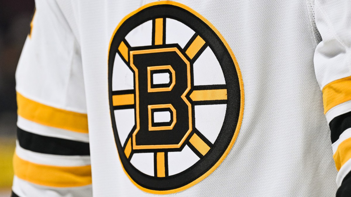 MONTREAL, QC - MARCH 21: View of a Boston Bruins logo on a jersey worn by a member of the team at warm-up before the Boston Bruins versus the Montreal Canadiens game on March 21, 2022 at Bell Centre in Montreal, QC (Photo by David Kirouac/Icon Sportswire)