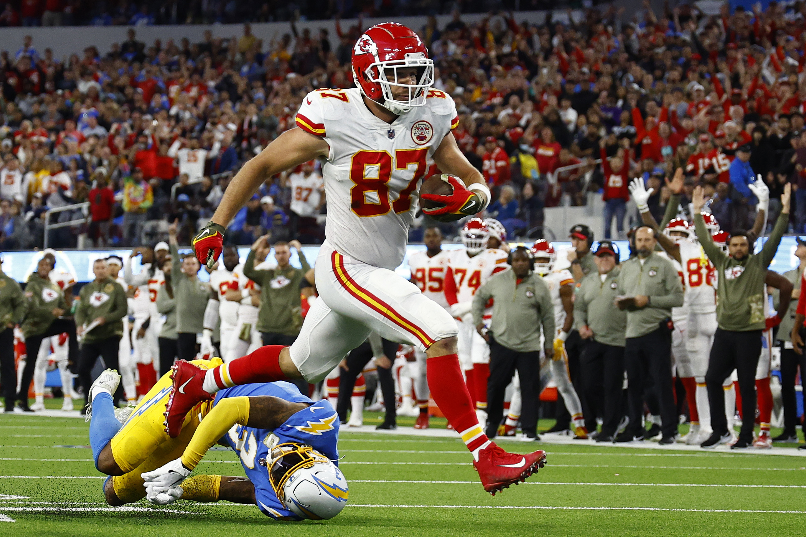 INGLEWOOD, CALIFORNIA - NOVEMBER 20: Travis Kelce #87 of the Kansas City Chiefs scores a touchdown during the fourth quarter in the game against the Los Angles Chargers at SoFi Stadium on November 20, 2022 in Inglewood, California. (Photo by Ronald Martinez/Getty Images)