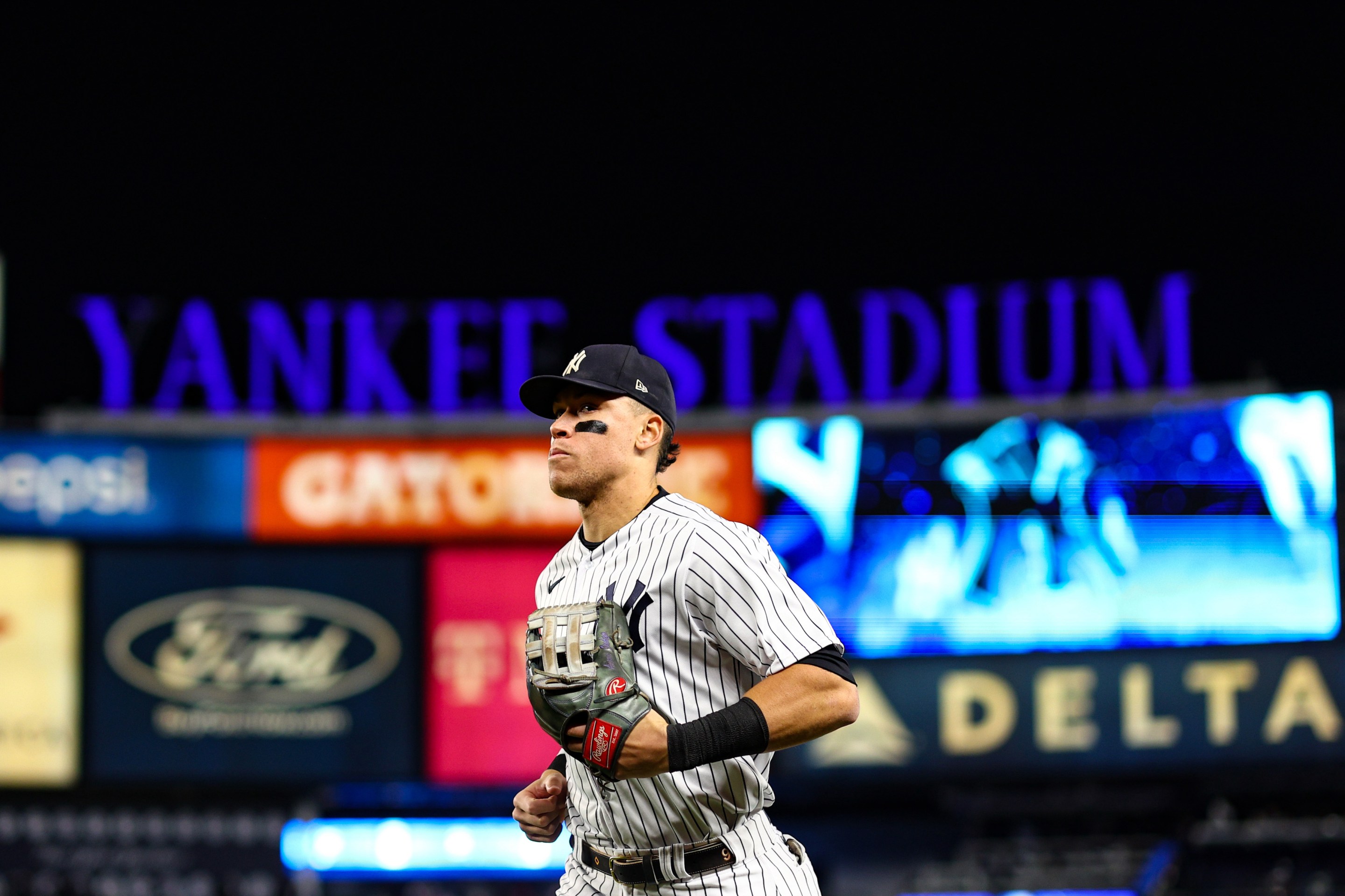 Aaron Judge leaving the field at Yankee Stadium in the ALCS.