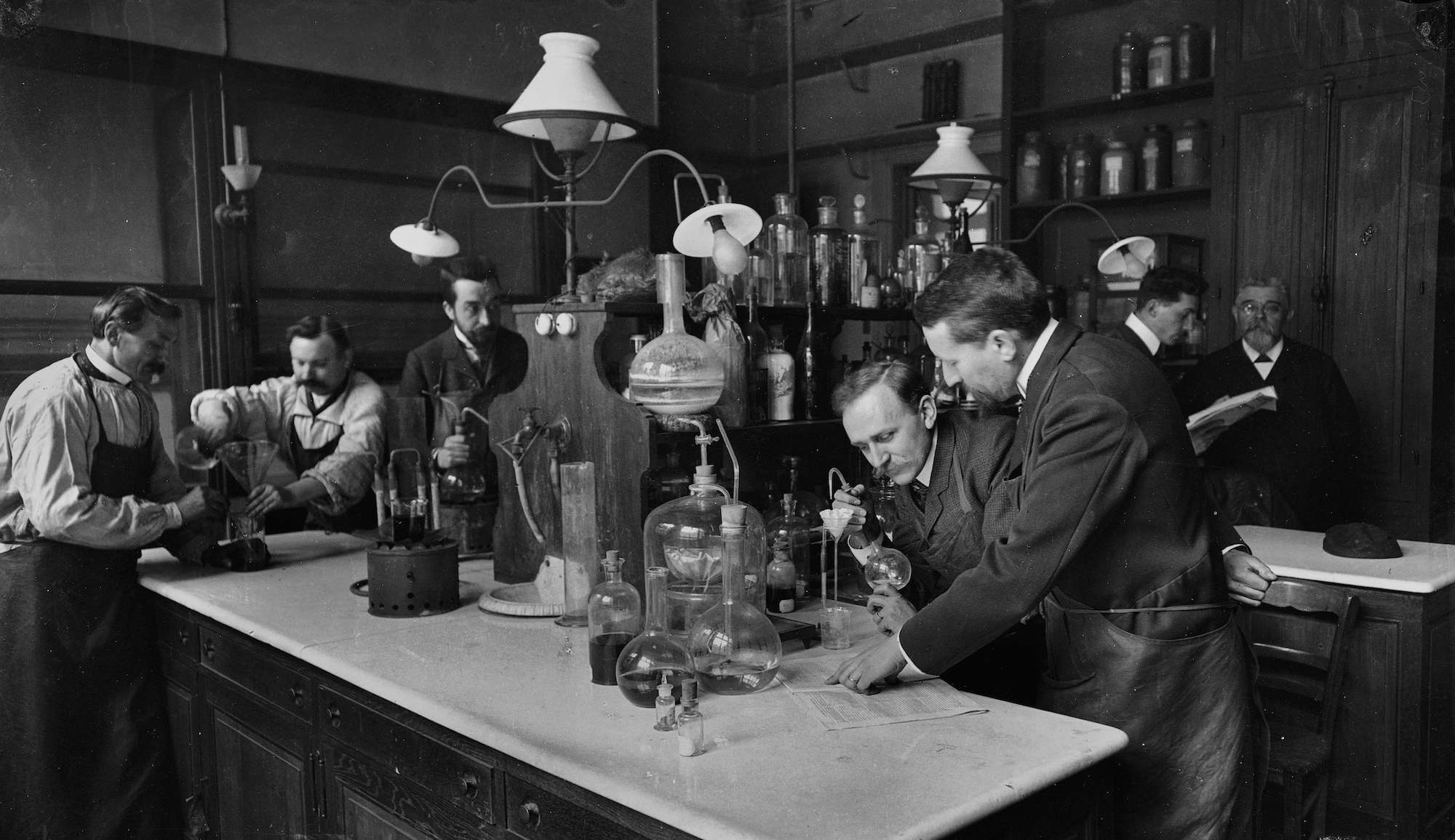 FRANCE - CIRCA 1890: La Sorbonne : chemistry laboratory. Paris, about 1900. (Photo by ND/Roger Viollet via Getty Images)