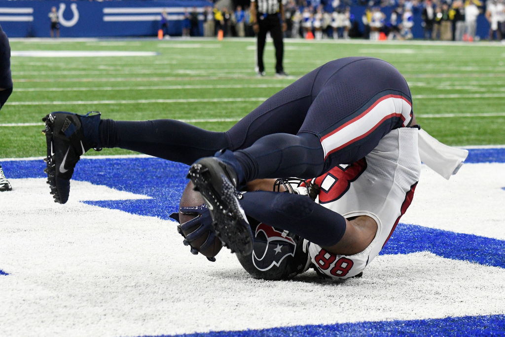 Check who's laying a whole foot-long. Texans have tied a 55yr