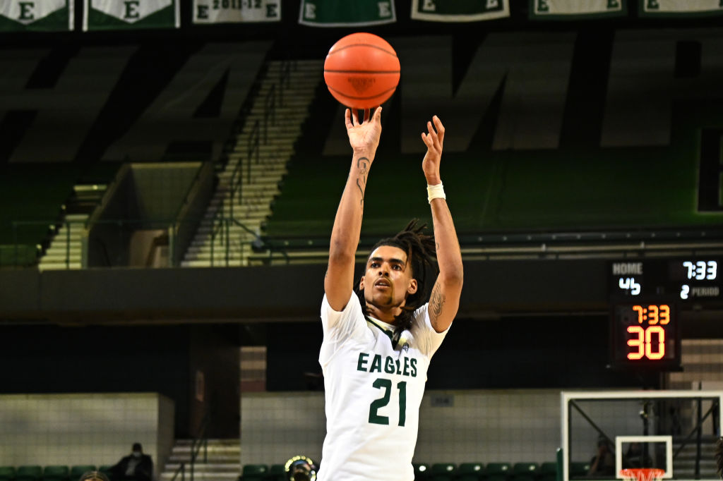 Emoni Bates hits a free throw