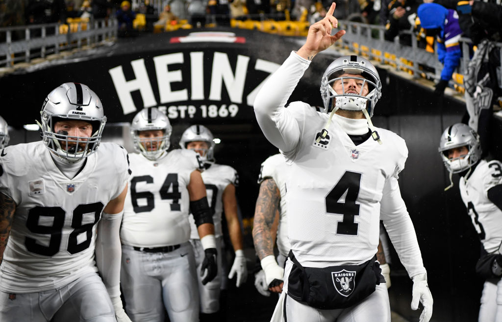 Derek Carr points to the sky