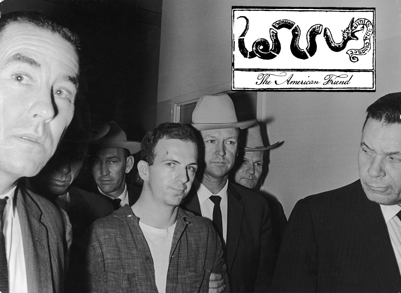 Ein Foto von Lee Harvey Oswald, wie er von Beamten abgeführt wird.  In der Ecke befindet sich der „Join or Die“-Cartoon mit den Worten „THE AMERICAN FRIEND“.