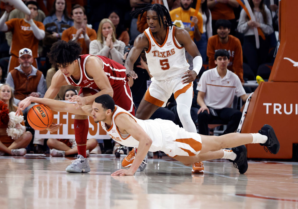 Oklahoma Sooners forward Jalen Hill (1) and Texas Longhorns forward Timmy Allen (0) fight for the ball