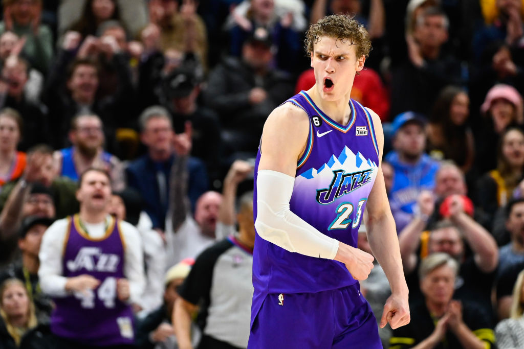 Lauri Markkanen celebrates a three