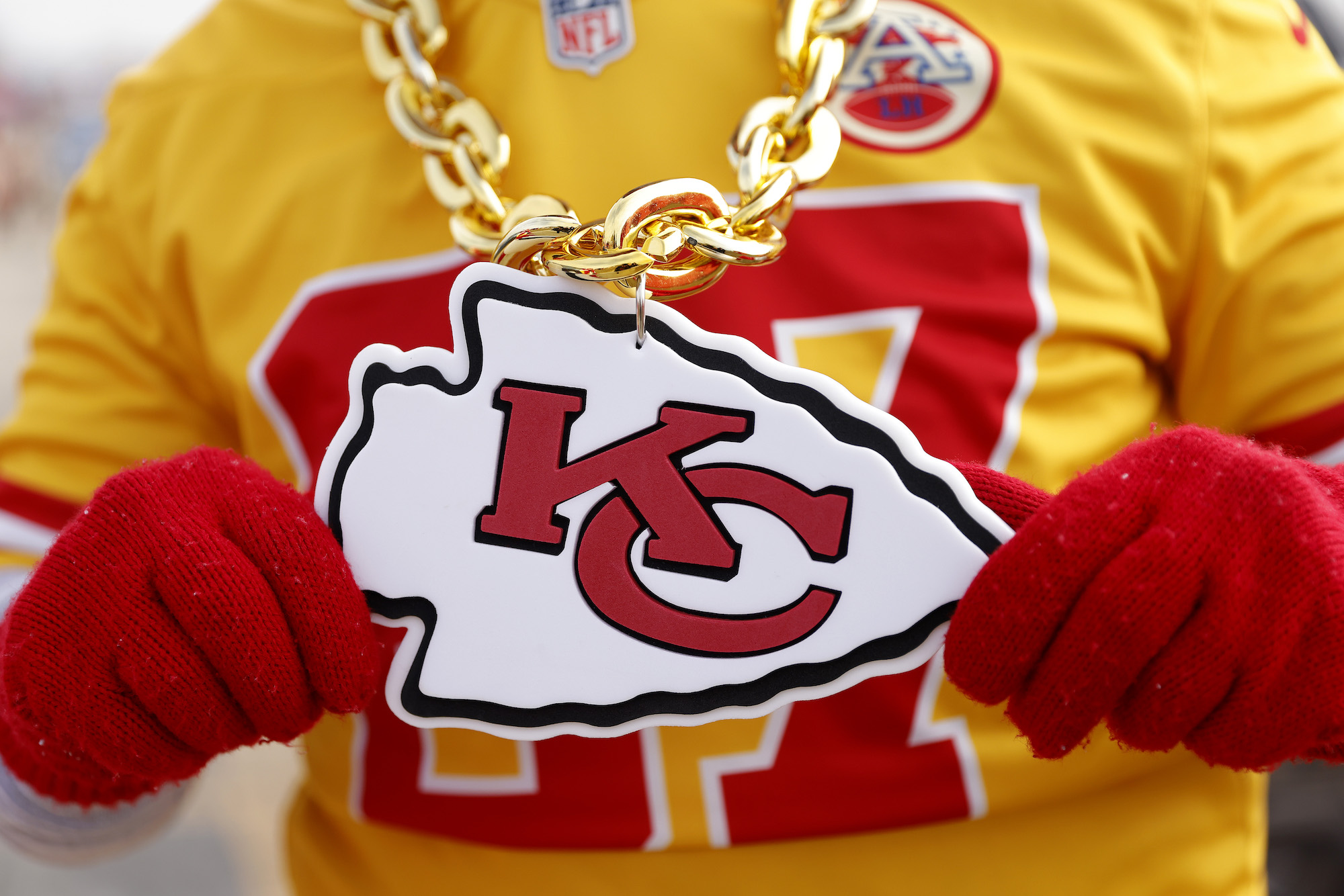 KANSAS CITY, MISSOURI - JANUARY 29: A detailed view of the Kansas City Chiefs logo on a fan prior to the AFC Championship Game against the Cincinnati Bengals at GEHA Field at Arrowhead Stadium on January 29, 2023 in Kansas City, Missouri. (Photo by David Eulitt/Getty Images)