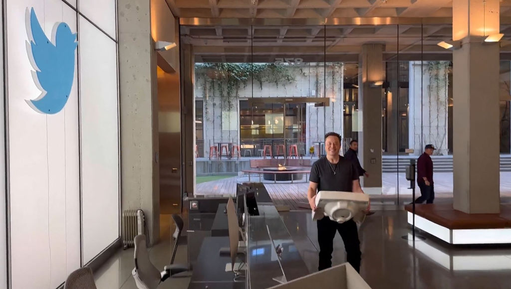 TOPSHOT - This video grab taken from a video posted on the Twitter account of billionaire Tesla chief Elon Musk on October 26, 2022 shows himself carrying a sink as he enters the Twitter headquarters in San Francisco. Elon Musk changed his Twitter profile to "Chief Twit" and posted video of himself walking into the social network's California headquarters carrying a sink, days before his contentious takeover of the company must be finalized.