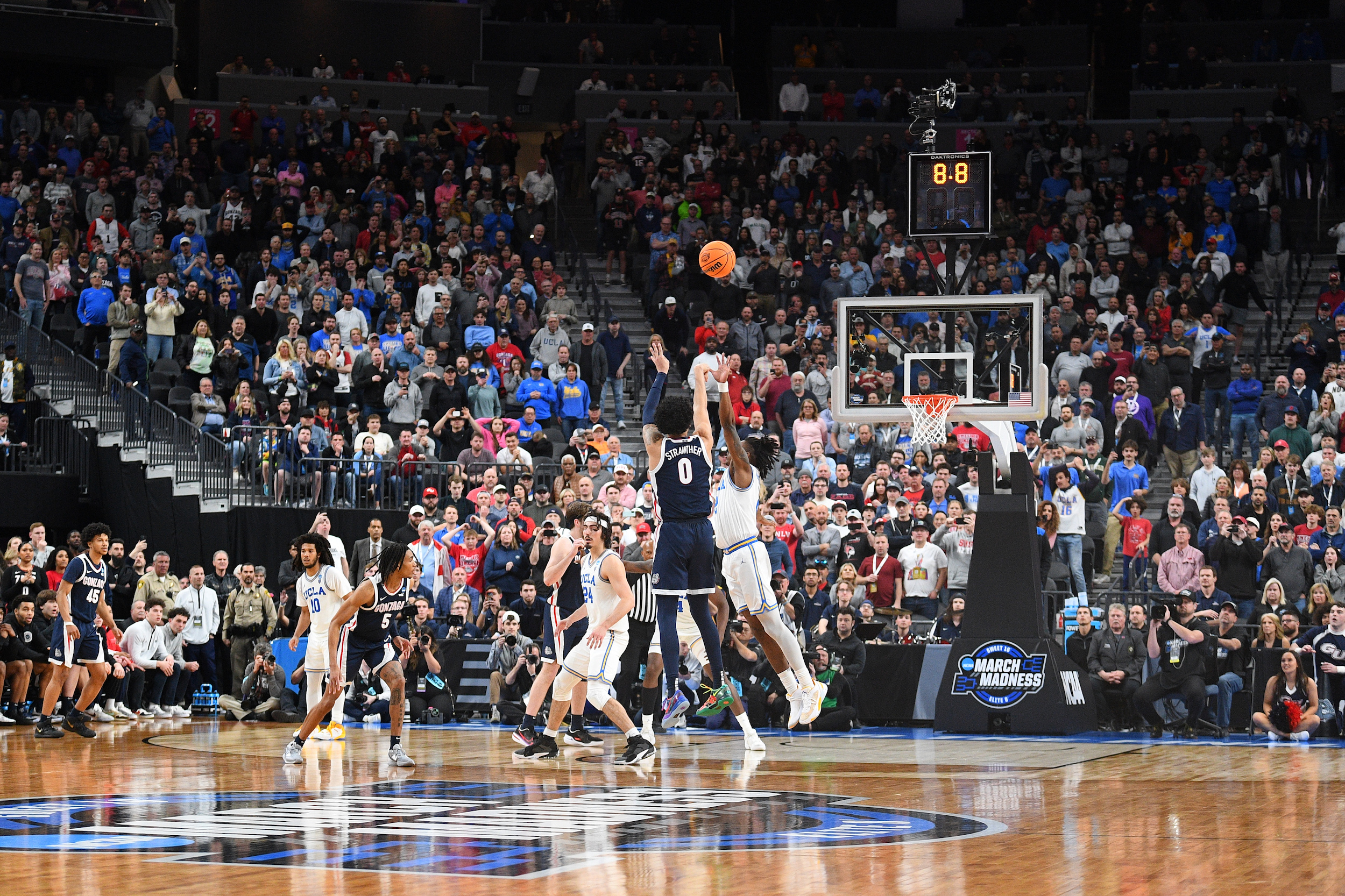 Julian Strawther pulls up from the logo for the game-winner.