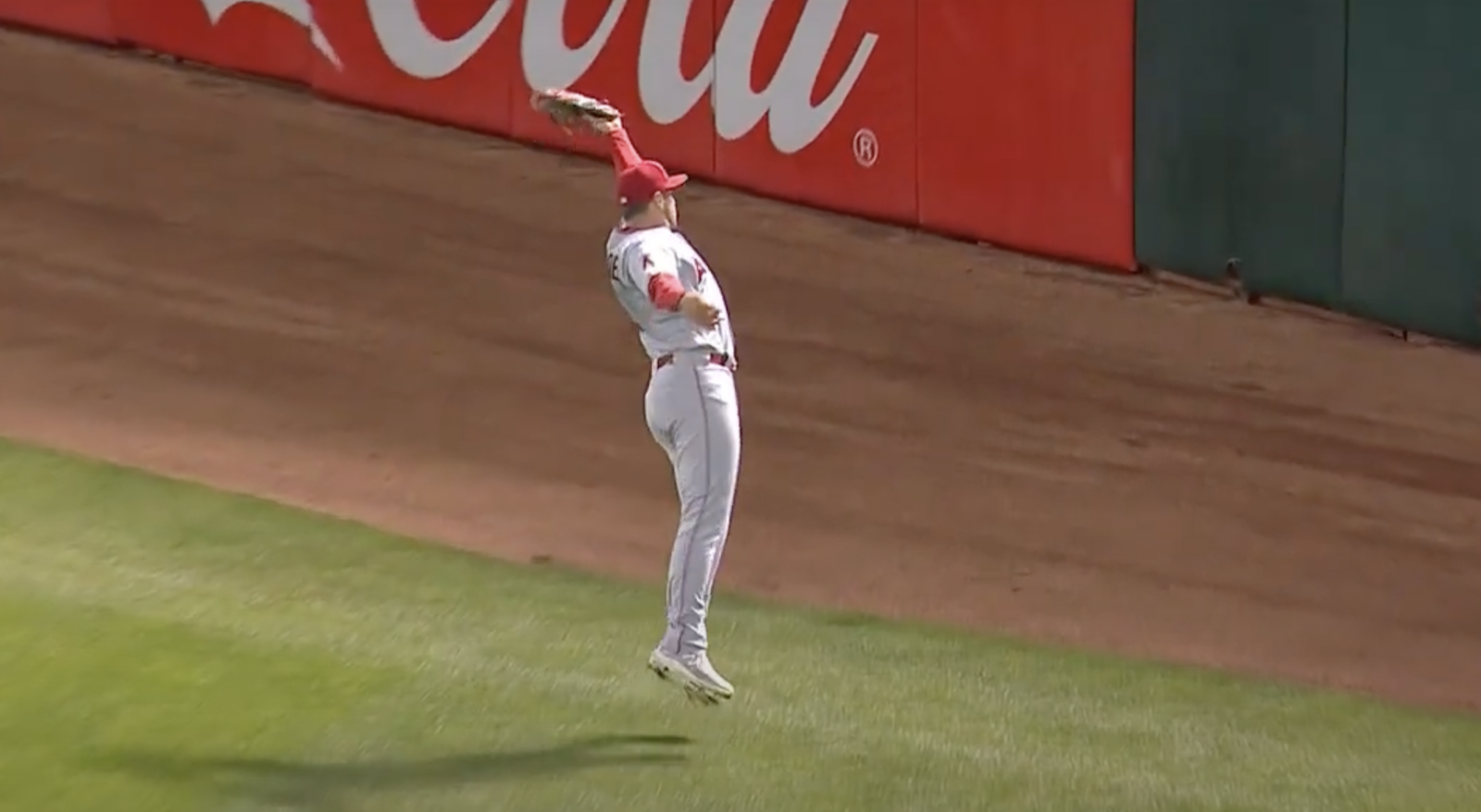 Hunter Renfroe makes a ridiculous catch