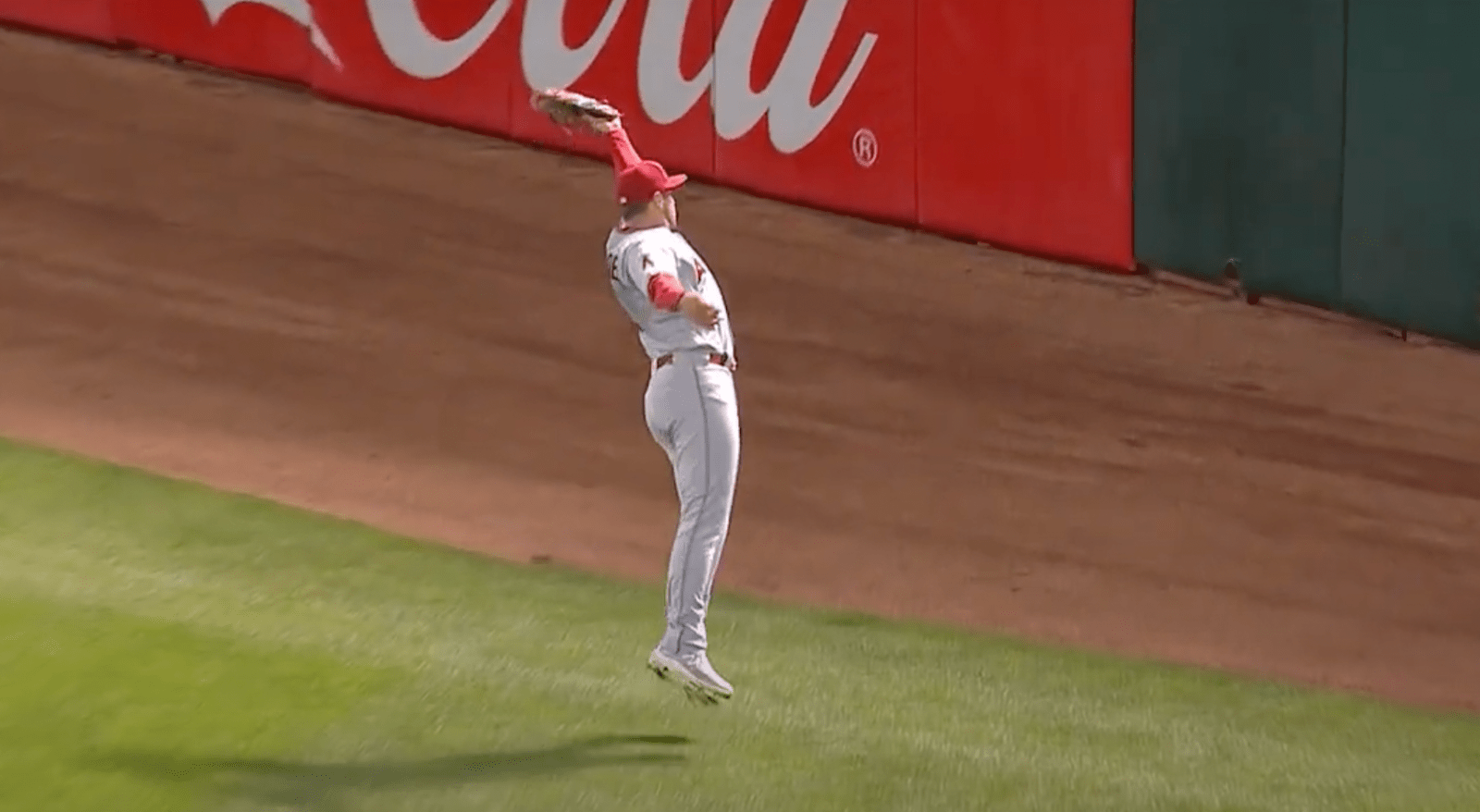 Hunter Renfroe makes a ridiculous catch