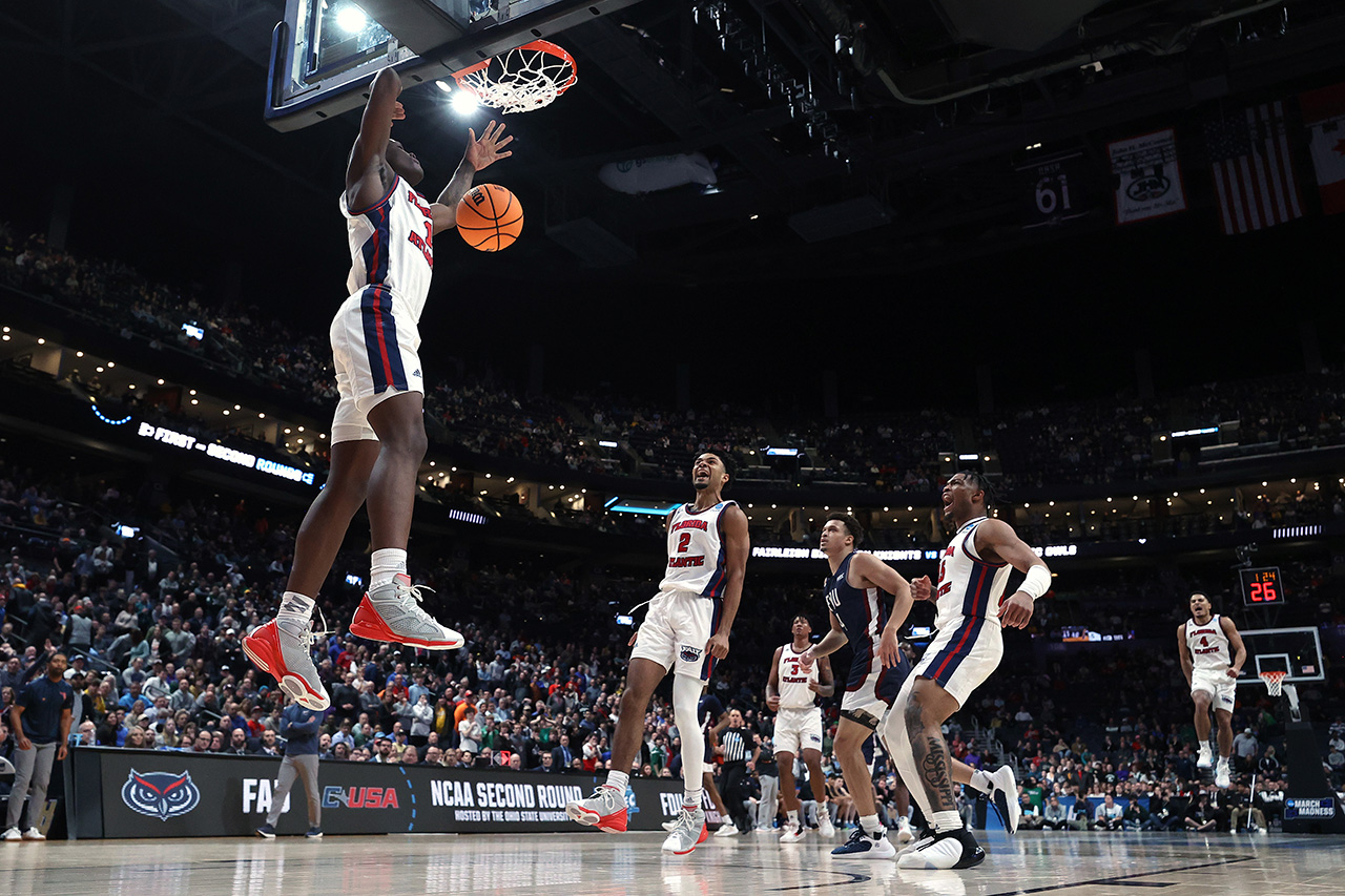 COLUMBUS, OHIO - MARCH 19: Johnell Davis #1 of the Florida Atlantic Owls dunks the ball against the Fairleigh Dickinson Knights during the second half in the second round game of the NCAA Men's Basketball Tournament at Nationwide Arena on March 19, 2023 in Columbus, Ohio.