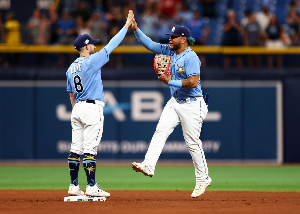 Harold Ramirez high fives Brandon Lowe