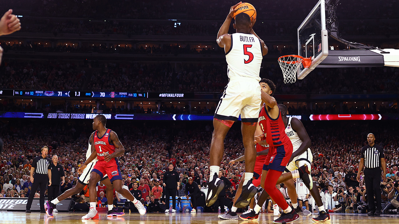 HOUSTON, TEXAS - APRIL 01: (EDITORS NOTE: In this photo taken with a remote camera) Lamont Butler #5 of the San Diego State Aztecs shoots the ball to win the game against the Florida Atlantic Owls during the NCAA Men’s Basketball Tournament Final Four semifinal game at NRG Stadium on April 01, 2023 in Houston, Texas.