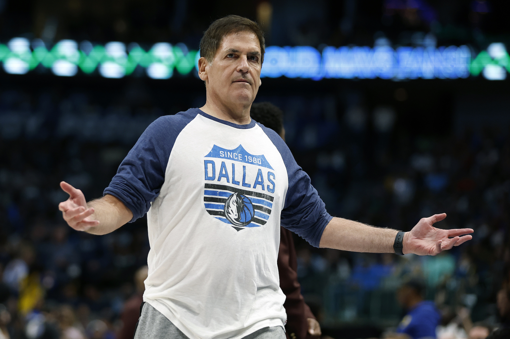 Mavs owner Mark Cuban gestures