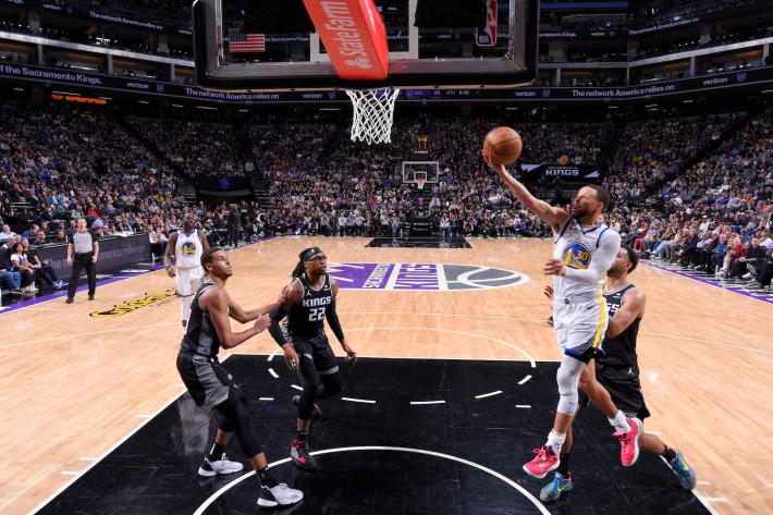Golden State's Stephen Curry rises for a finger-roll against the Sacramento Kings.