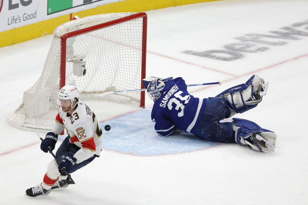 Carter Verhaeghe scores on Ilya Samsonov