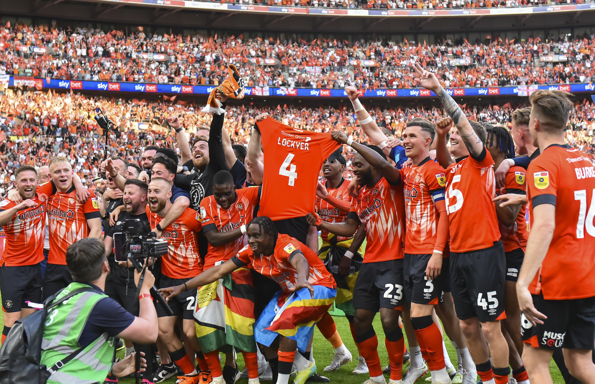 Luton Town players celebrating with Tom Lockyer shirt after winning the game during the Sky Bet Championship Play-Off Final between Coventry City and Luton Town at Wembley Stadium, London on Saturday 27th May 2023. (Photo by Ivan Yordanov/MI News/NurPhoto via Getty Images)