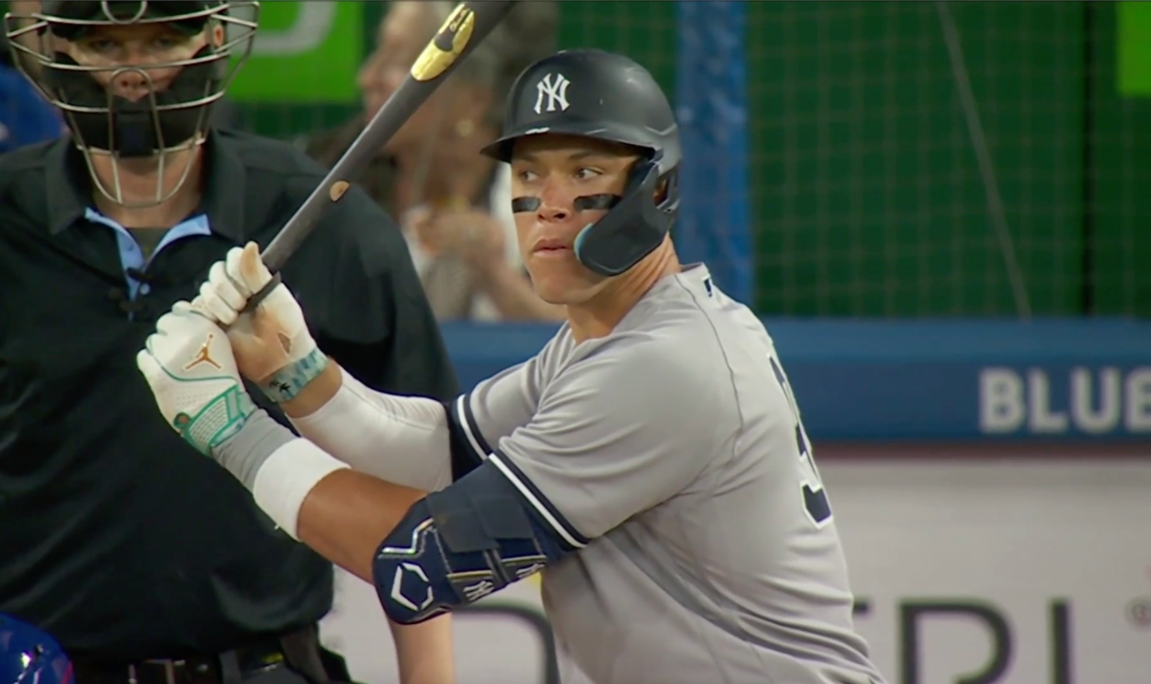 Aaron Judge's Mysterious Glances During At-Bat Puzzles Broadcasters -  Sports Illustrated