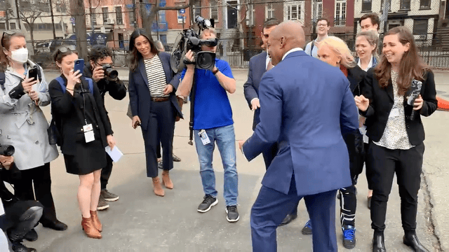 Untuk Mengembalikan Kepercayaan Publik, Walikota New York Eric Adams Harus Melakukan Kickflip