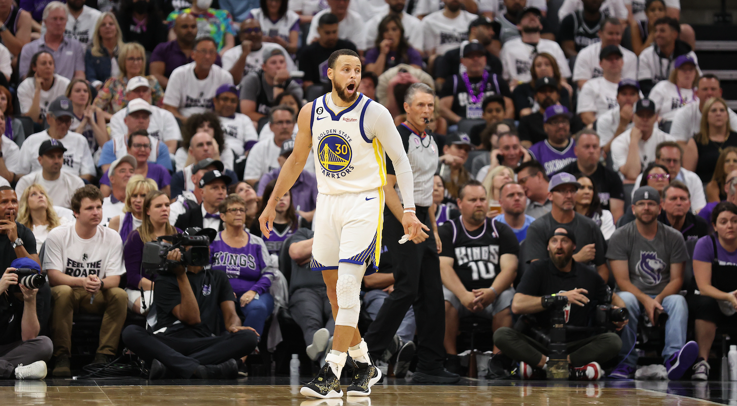 Steph Curry with the Sacramento crowd behind him