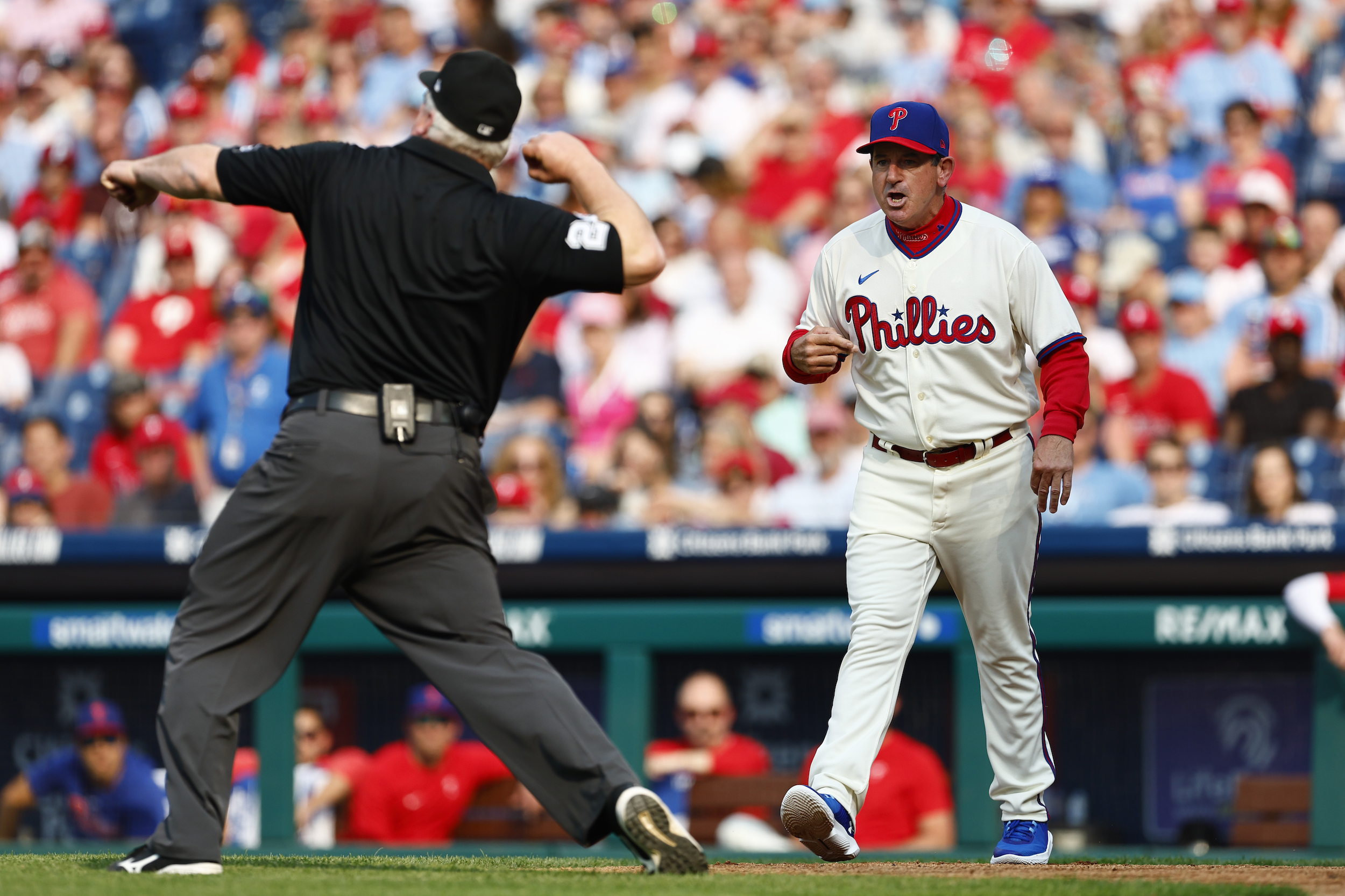 Rob Thomson is ejected by Bill Miller.