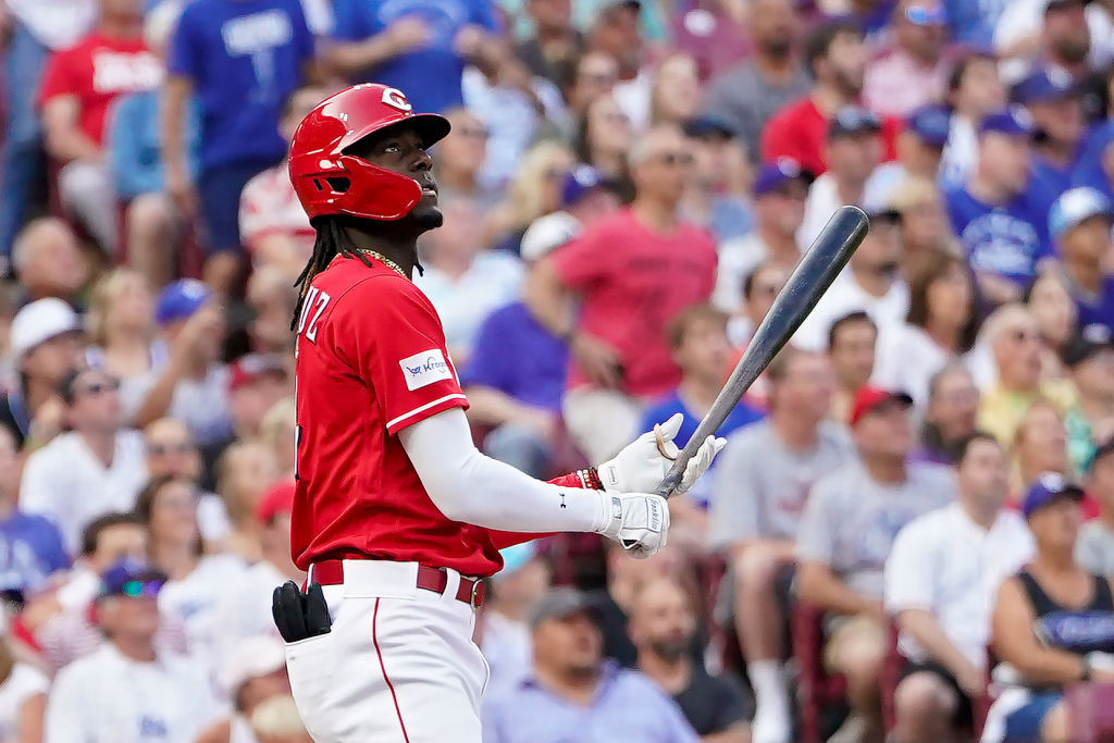 Elly De La Cruz watches his home run