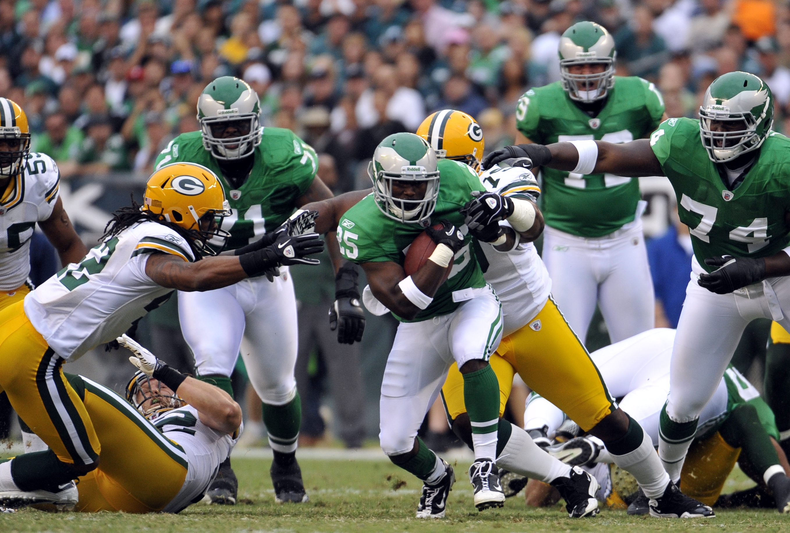 PHILADELPHIA, PA - SEPTEMBER 12: LeSean McCoy #25 of the Philadelphia Eagles runs the ball against the Green Bay Packers during the NFL season opener at Lincoln Financial Field on September 12, 2010 in Philadelphia, Pennsylvania. Green Bay defeated the Eagles 27-20. (Photo by Jim Luzzi/Getty Images)