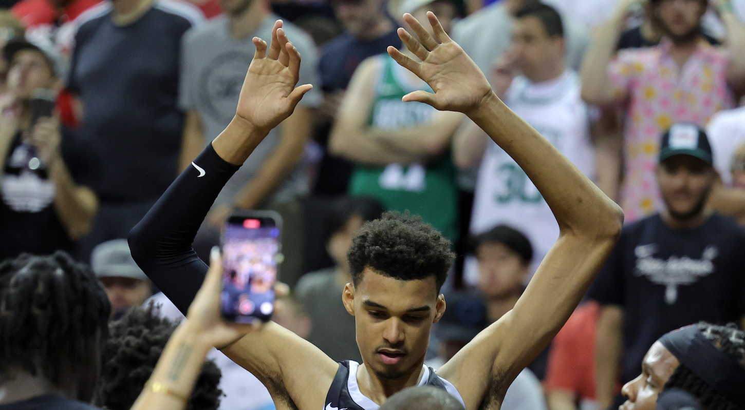 Victor Wembanyama (San Antonio Spurs) extends his arms above his head