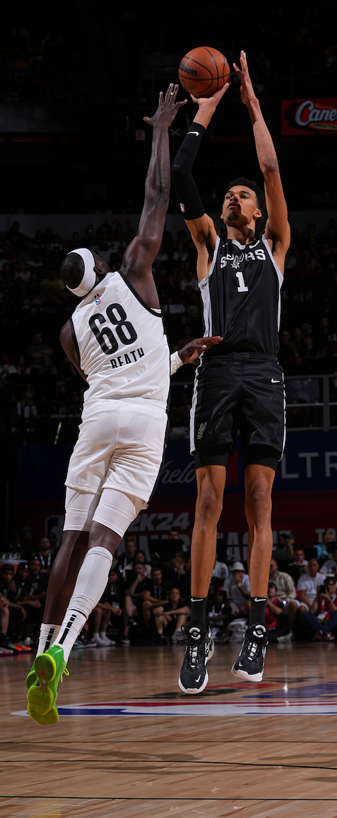 Victor Wembanyama (San Antonio Spurs) shoots over an opponent