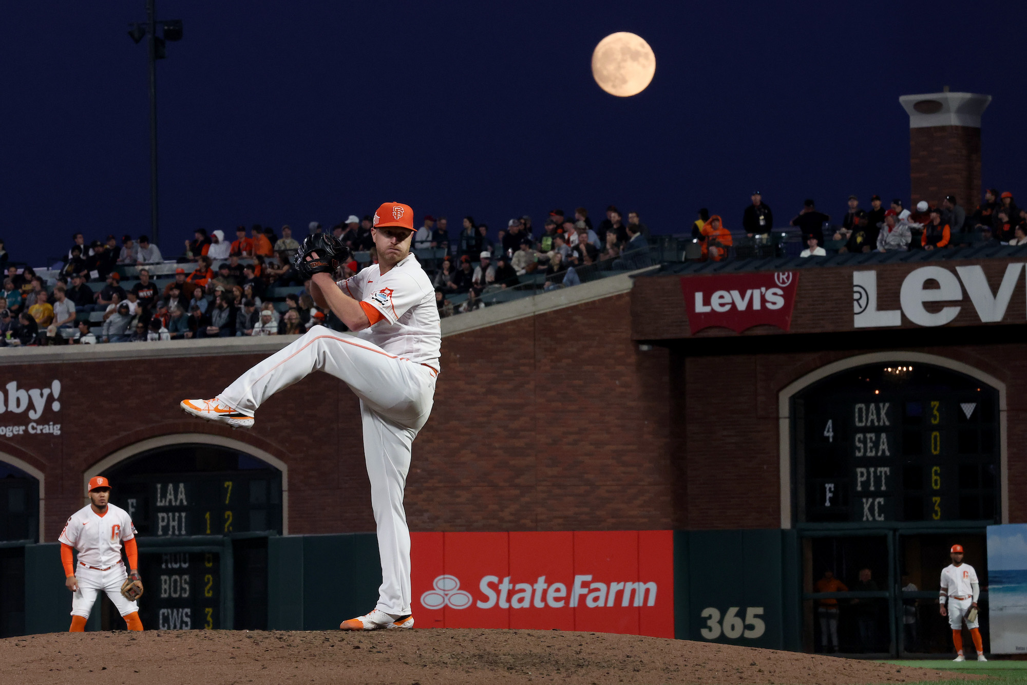 SAN FRANCISCO, CALIFORNIA - AUGUST 29: Alex Cobb #38 of the San Francisco Giants pitches against the Cincinnati Reds as a almost full moon rises behind him in the fifth inning at Oracle Park on August 29, 2023 in San Francisco, California. (Photo by Ezra Shaw/Getty Images)