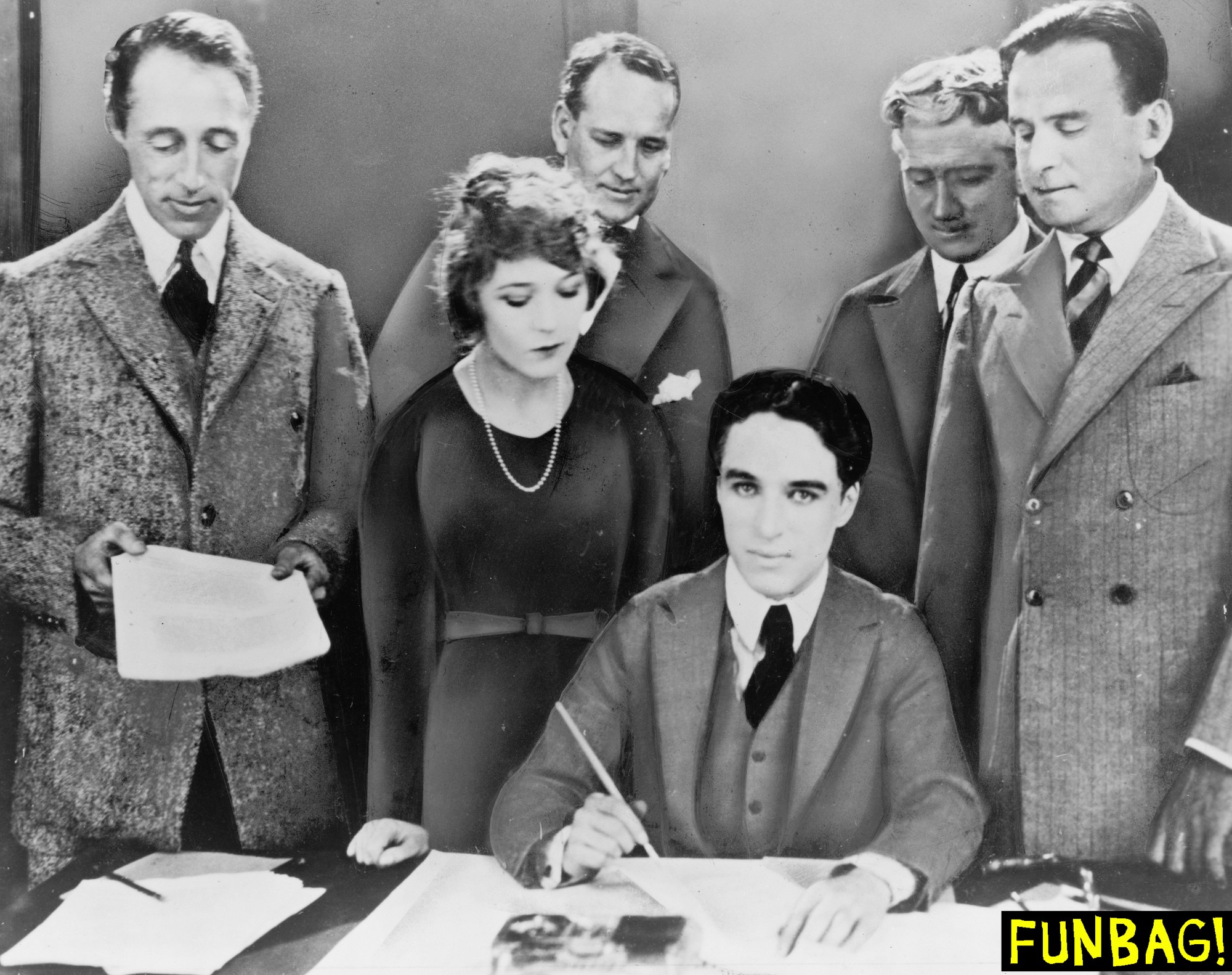 DW Griffith, Mary Pickford, Charlie Chaplin, Douglas Fairbanks signing contract establishing United Artists motion picture studio. (Photo by: Photo12/Universal Images Group via Getty Images)