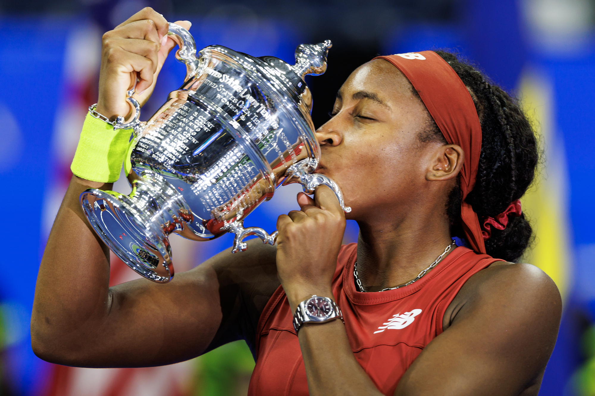 Coco Gauff kisses the 2023 U.S. Open trophy