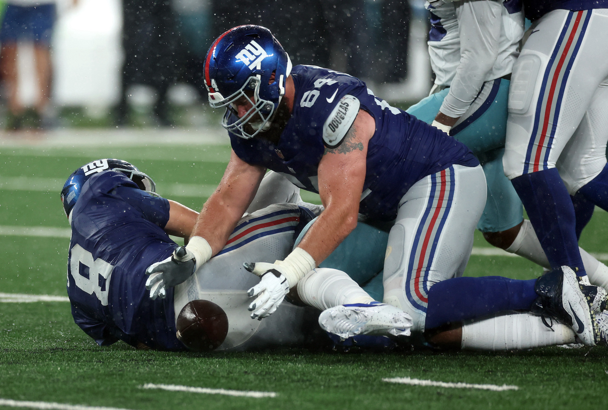 EAST RUTHERFORD, NEW JERSEY - SEPTEMBER 10: Mark Glowinski #64 of the New York Giants recovers a fumble during the fourth quarter against the Dallas Cowboys at MetLife Stadium on September 10, 2023 in East Rutherford, New Jersey. (Photo by Tim Nwachukwu/Getty Images)