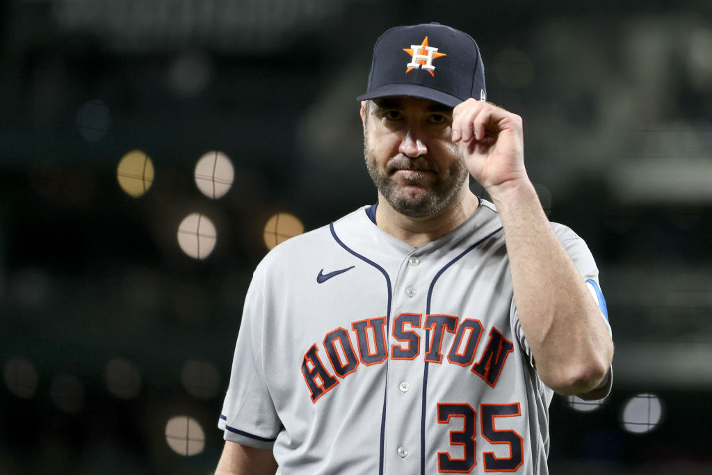 Justin Verlander tips hit cap after being taken out of the game