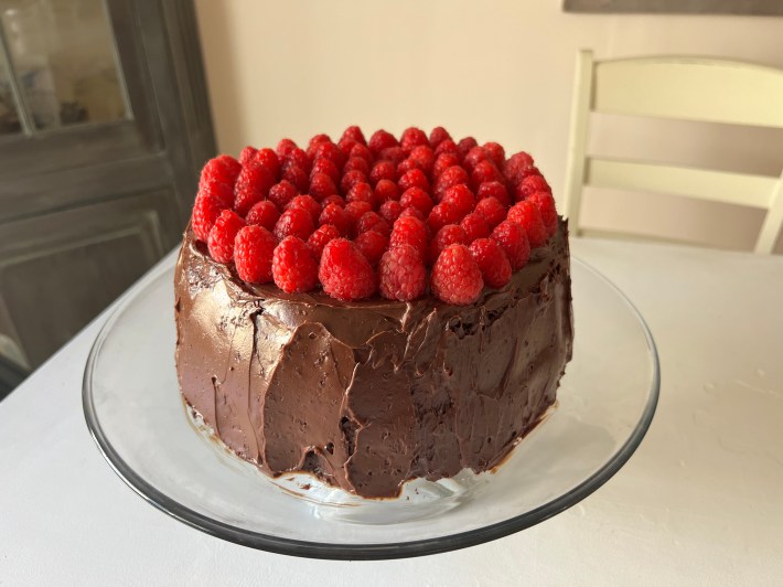 The finished cake, with a neat layer of raspberries covering the entire top.