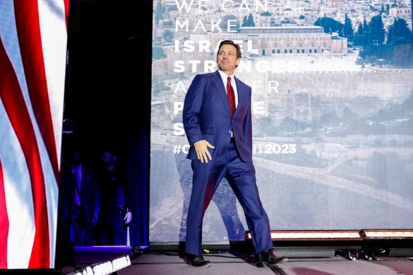 Is Ron DeSantis Wearing Hidden Platform Heels Inside His Stupid Ugly ...