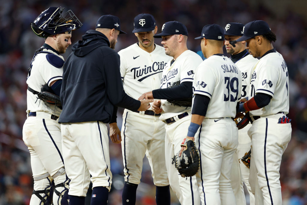 Rocco Baldelli visits the mound to remove Caleb Thielbar