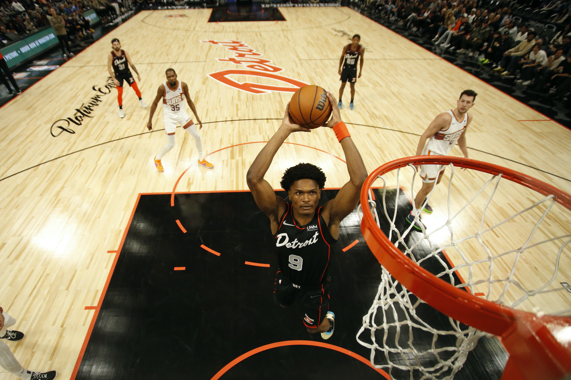 Ausar Thompson dunks during a game against the Suns.